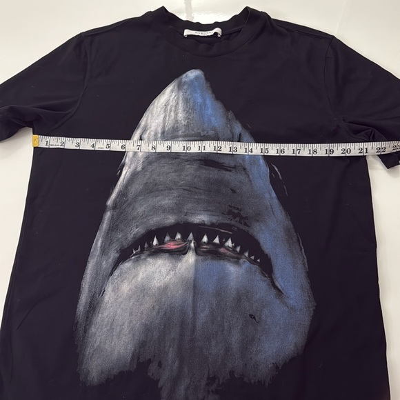 Givenchy
shark print cotton short sleeve t shirt - Picture 8 of 8